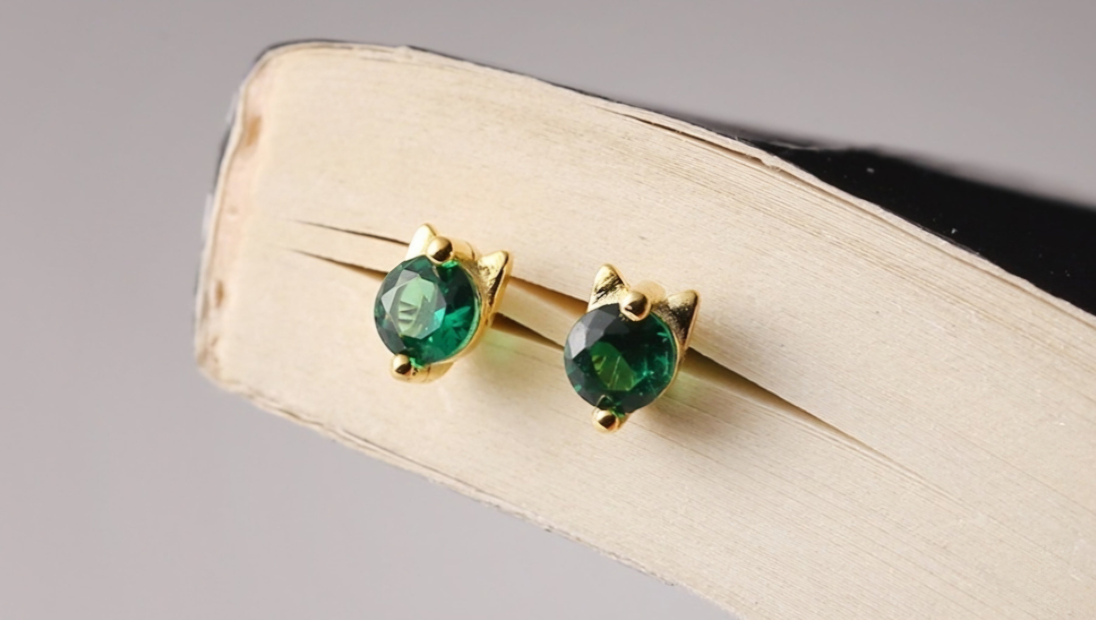 Handmade 925 Sterling Silver Green Cat Studs